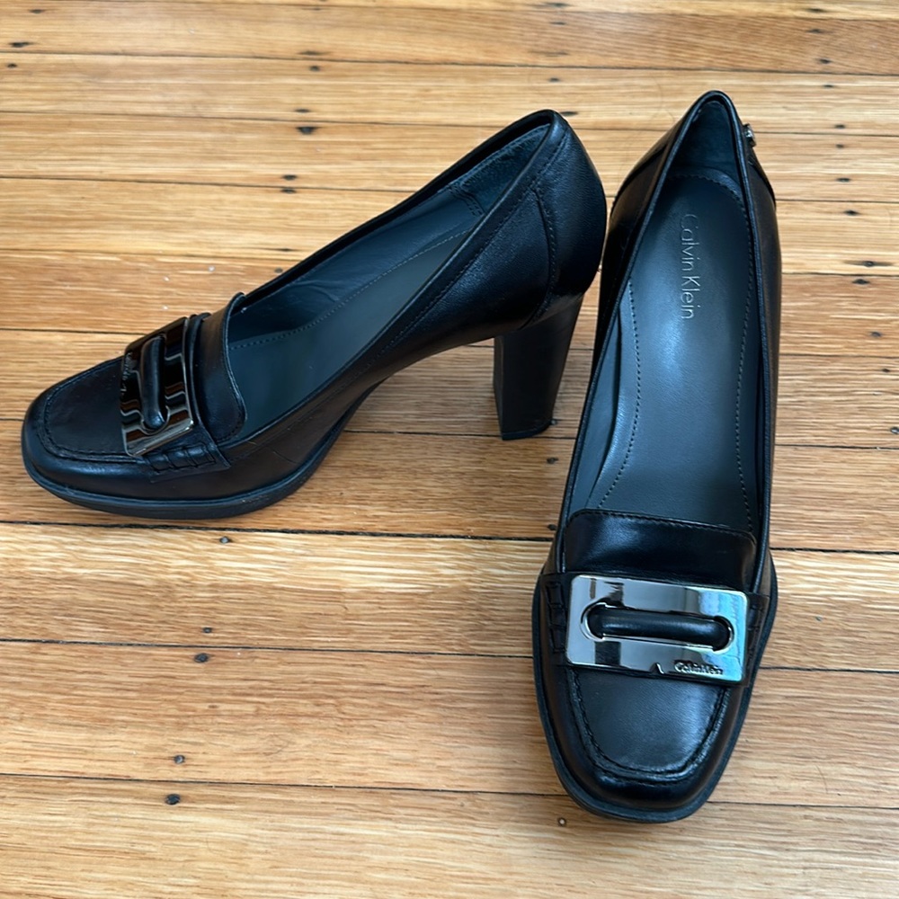 Women’s Calvin Klein black leather heeled loafers size 7